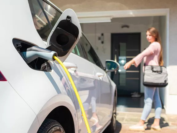 La tua auto elettrica? Possederla, ricaricarla, viverla - 5 Spostati in modo green con la tua prossima auto elettrica. AGN ENERGIA ti propone una wallbox per la ricarica direttamente a casa tua! - 5