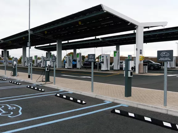 La tua auto elettrica? Possederla, ricaricarla, viverla - 7 Spostati in modo green con la tua prossima auto elettrica. AGN ENERGIA ti propone una wallbox per la ricarica direttamente a casa tua! - 7