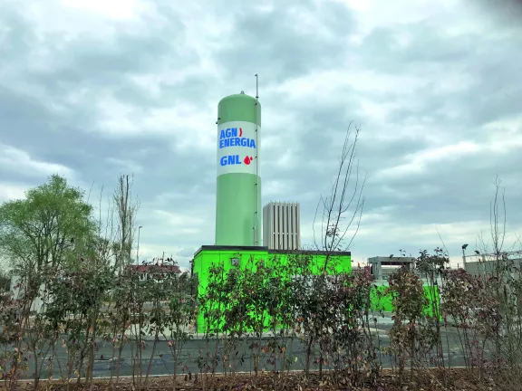 Gnl business Italia: industria e servizi | GNL shipping - 2 Il Gas GNL è ideale per impianti industriali e servizi commerciali: come riscaldamento e come carburante per i trasporti pesanti (GNL per lo shipping). - 2